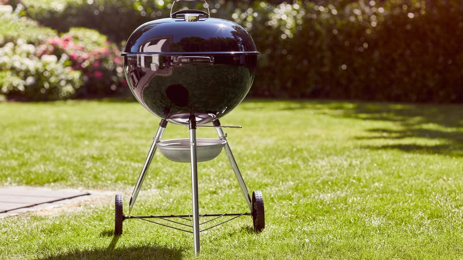 Grill im Angebot: Den Holzkohlegrill von Weber erhalten Sie heute so günstig wie nie bei Amazon.