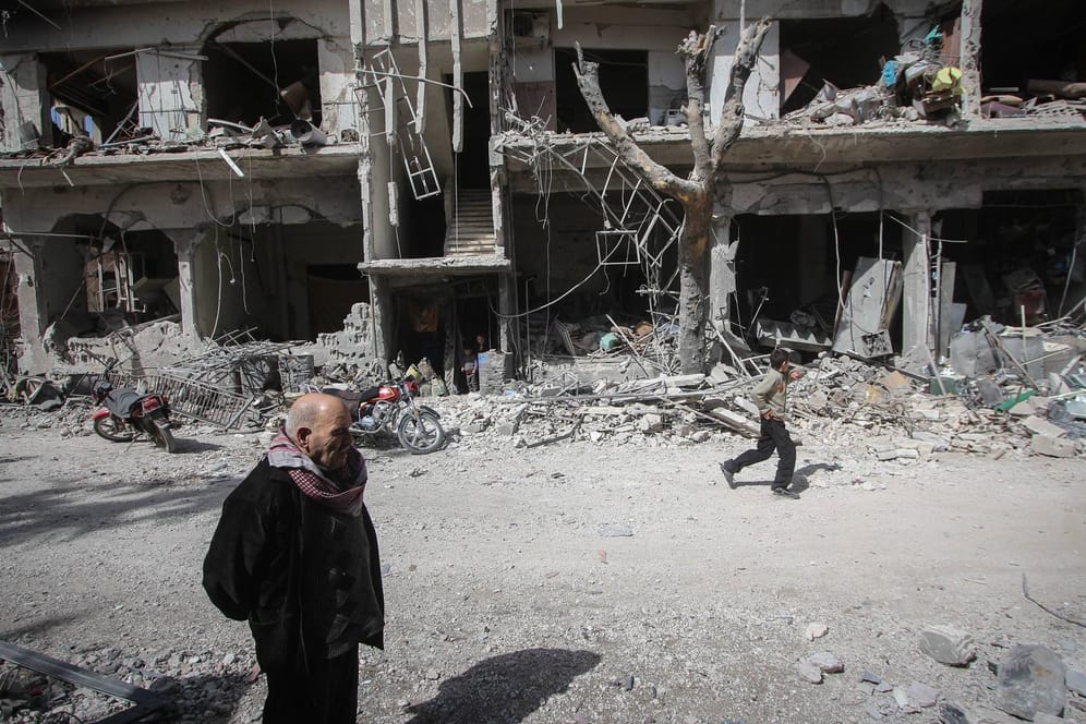 Die Stadt Douma nahe Damaskus im März 2018: Hier sollen mehrere Fassbomben vom Assad-Regime abgeworfen worden sein.