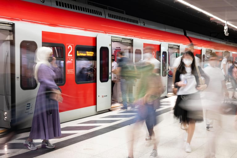 Eine S-Bahn steht im Stuttgarter Hauptbahnhof (Symbolfoto): Das 9-Euro-Ticket kann in Baden-Württemberg zu Verspätungen der Regionalzüge führen, glaubt der VDV.
