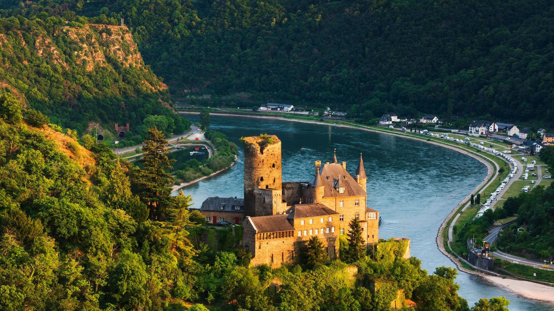 Ausblick auf die Burg Katz und den Loreleyfelsen (im Hintergrund links): Die gefährliche Rheinenge ist nicht nur wegen des Gedichts "Die Lore-Ley" von Heinrich Heine berüchtigt.