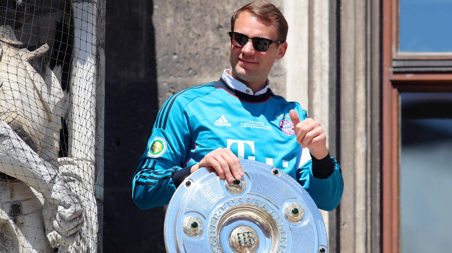 Der Nationaltorhüter bei der Meisterfeier: Manuel Neuer will auch in den kommenden beiden Jahren mit dem FC Bayern Deutscher Meister werden.