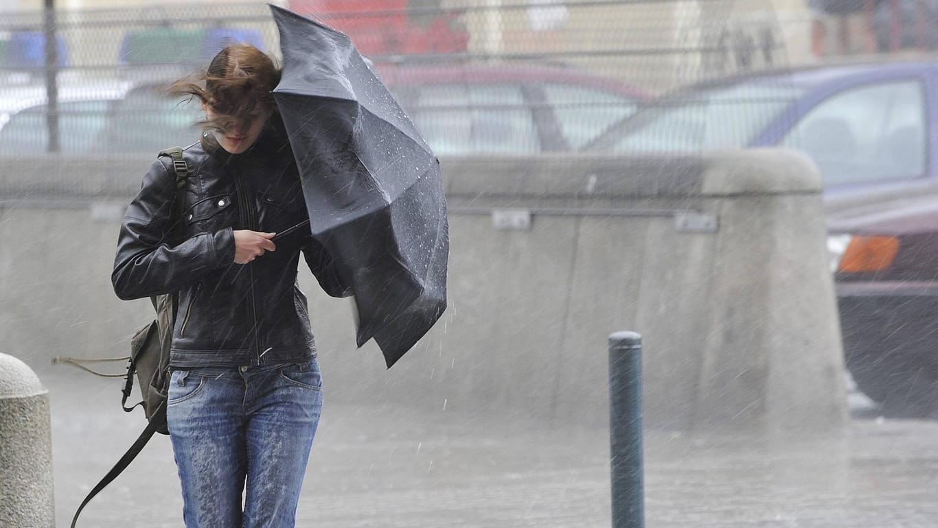 Sturm, Regen, Unwetter (Symbolfoto): Auch in Köln könnte es am Montag wieder schwere Gewitter geben.