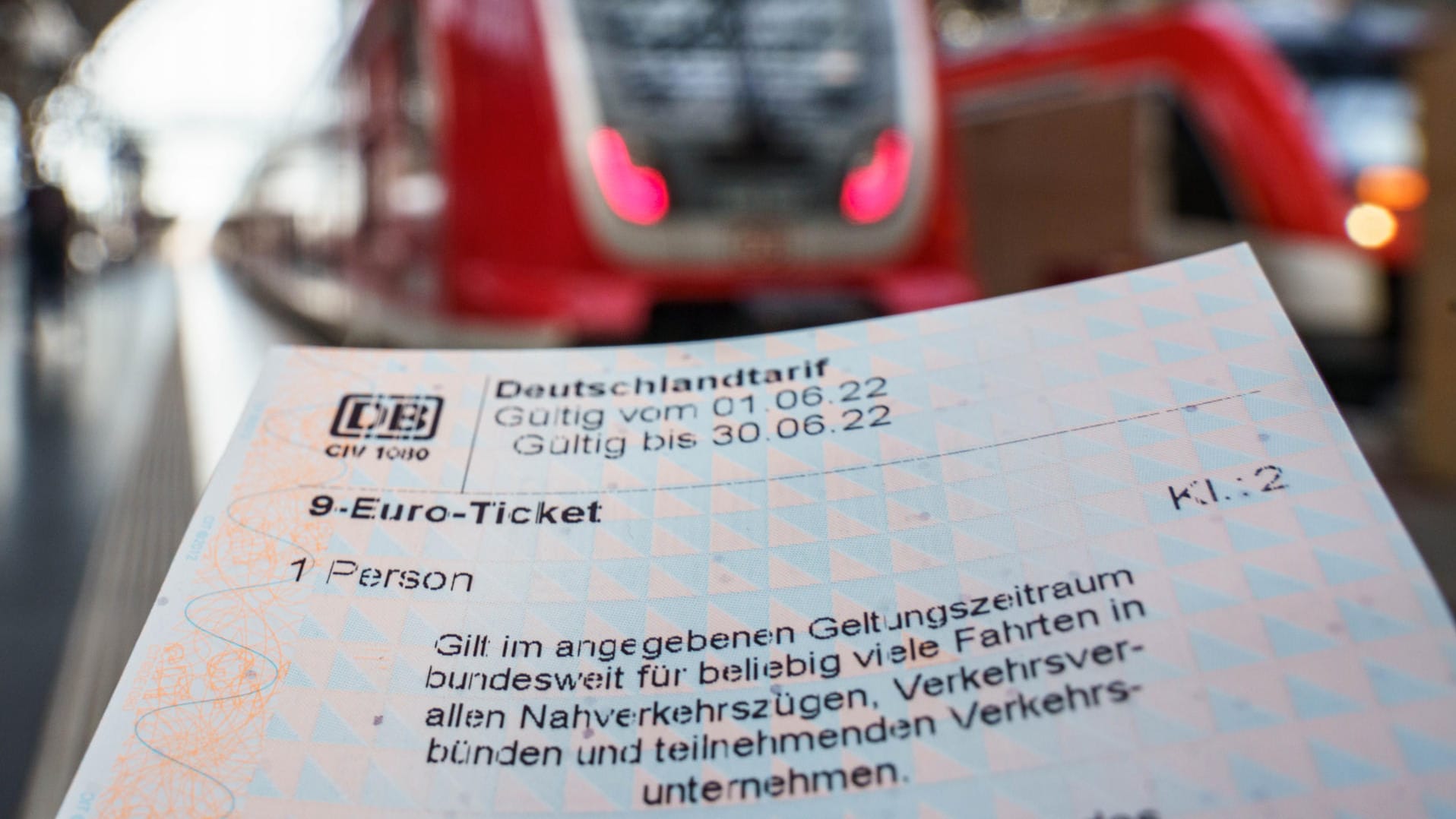 9-Euro-Ticket: Der Verkauf der billigen Tickets für den öffentlichen Nahverkehr hat begonnen.