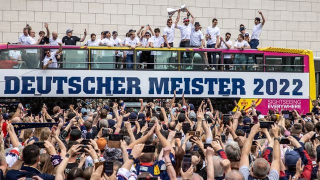 Die Eisbären Berlin feiern auf einem Bus mit den Fans (Archivbild): Zum Start des 9-Euro-Tickets macht der Hauptstadtclub seinen Fans ein attraktives Angebot. Die Eisbären Berlin feiern auf einem Bus mit den Fans (Archivbild): Zum Start des 9-Euro-Tickets macht der Hauptstadtclub seinen Fans ein attraktives Angebot.