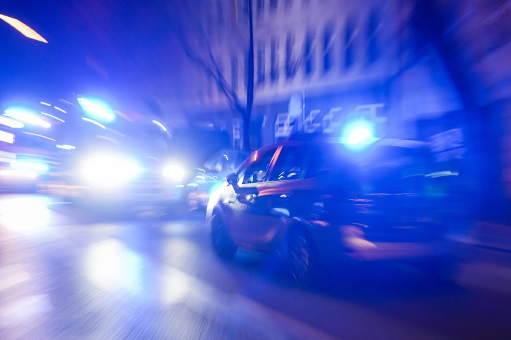 Ein Notarzt fährt mit Blaulicht durch die Nacht (Symbolbild): In Stuttgart wurden bei einem Unfall drei Männer lebensgefährlich verletzt.