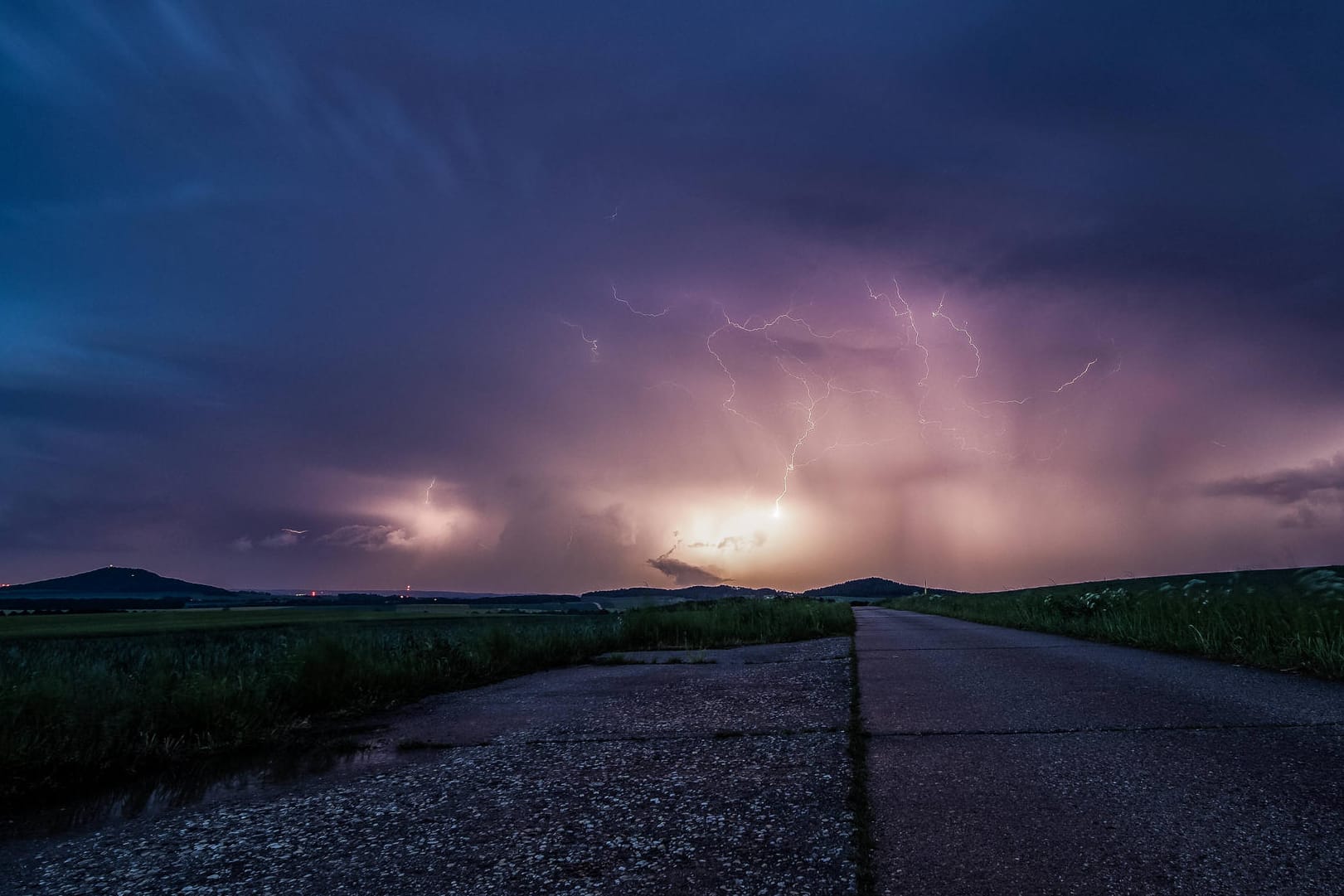 Blitze am Himmel: Manchmal bleibt der Donner bei einem Gewitter aus.