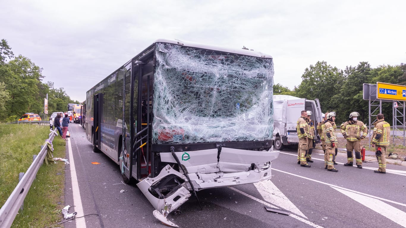 In Bamberg ist es zu einem schweren Verkehrsunfall mit einem Linienbus gekommen. Sechs Menschen wurden verletzt.