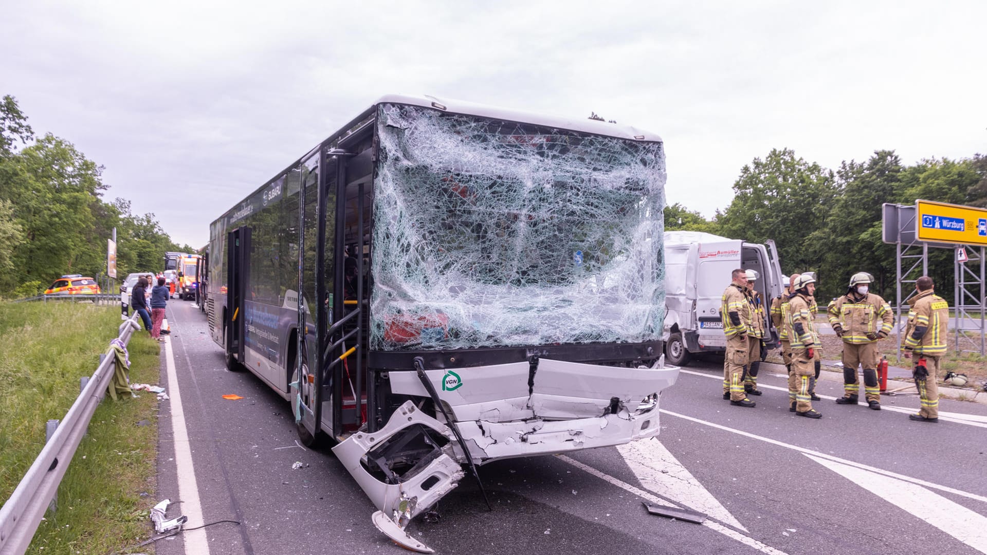 In Bamberg ist es zu einem schweren Verkehrsunfall mit einem Linienbus gekommen. Sechs Menschen wurden verletzt. In Bamberg ist es zu einem schweren Verkehrsunfall mit einem Linienbus gekommen. Sechs Menschen wurden verletzt.