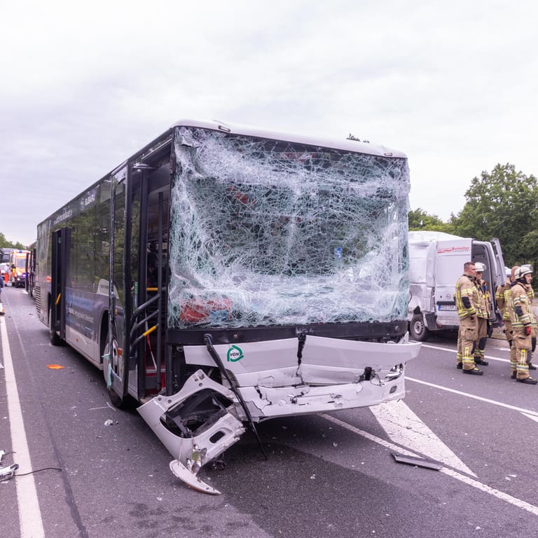 In Bamberg ist es zu einem schweren Verkehrsunfall mit einem Linienbus gekommen. Sechs Menschen wurden verletzt.