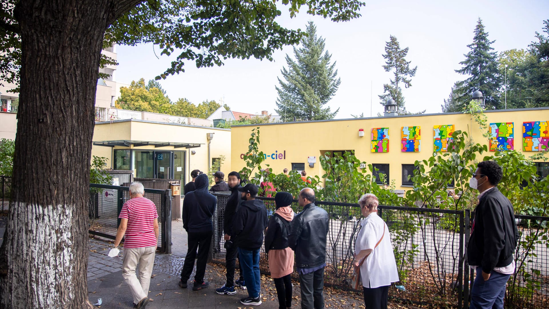 Wahlberechtigte stehen Schlange vor einem Wahllokal in Berlin Neukölln (Archivbild): Zu langen Wartezeiten bei der Stimmabgabe soll es nicht mehr kommen.