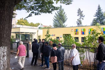 Wahlberechtigte stehen Schlange vor einem Wahllokal in Berlin Neukölln (Archivbild): Zu langen Wartezeiten bei der Stimmabgabe soll es nicht mehr kommen.