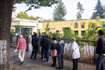 Wahlberechtigte stehen Schlange vor einem Wahllokal in Berlin Neukölln (Archivbild): Zu langen Wartezeiten bei der Stimmabgabe soll es nicht mehr kommen.