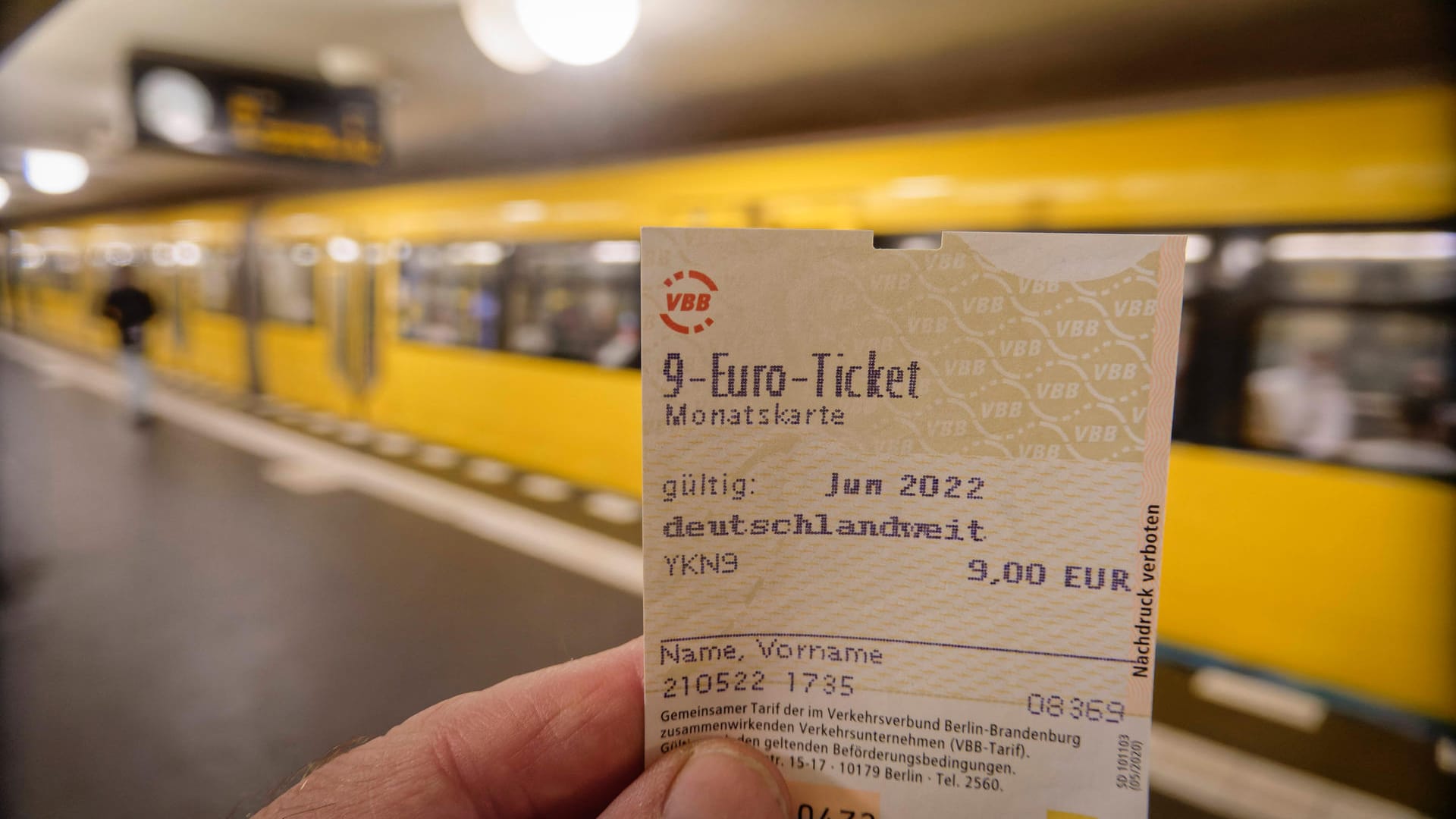 Ein Fahrgast hält ein 9-Euro-Ticket in der Hand (Symbolbild): Es ist im Juni, Juli und August erhältlich.