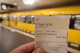 Ein Fahrgast hält ein 9-Euro-Ticket in der Hand (Symbolbild): Es ist im Juni, Juli und August erhältlich.