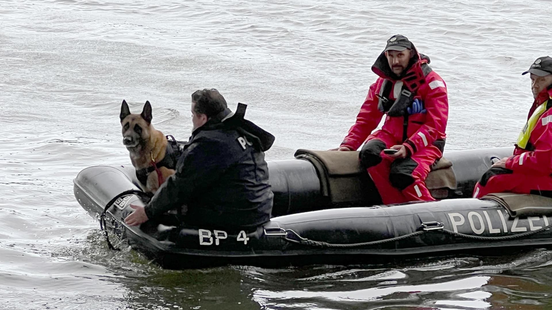 Einsatz auf der Donau: Bei dem toten Kind halt es sich um einen Jungen im Vorschulalter.