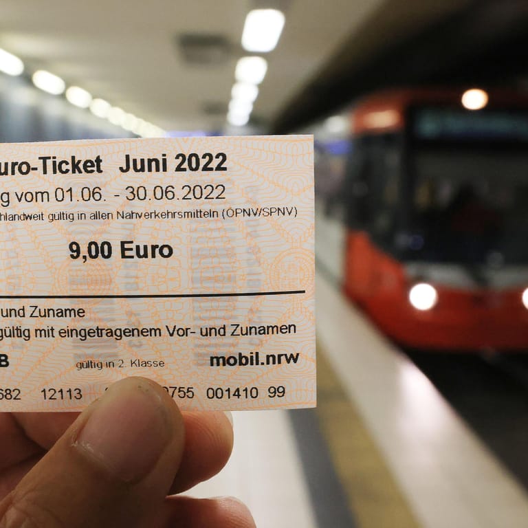 Ein 9-Euro-Ticket ist am Bahnsteig zu sehen: In Köln hat der Vorverkauf offiziell begonnen.
