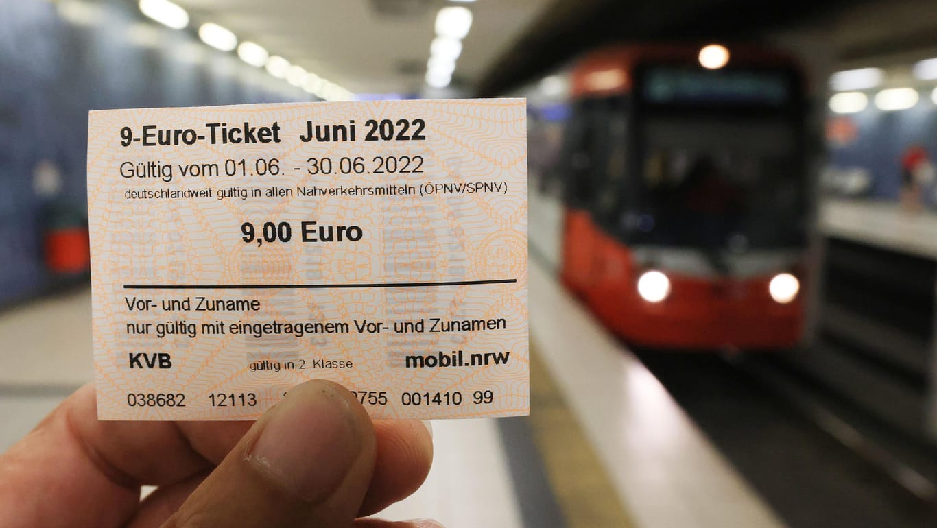 Ein 9-Euro-Ticket ist am Bahnsteig zu sehen: Der Verkauf hat offiziell begonnen.