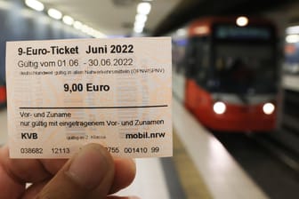 Ein 9-Euro-Ticket ist am Bahnsteig zu sehen: Der Verkauf hat offiziell begonnen.