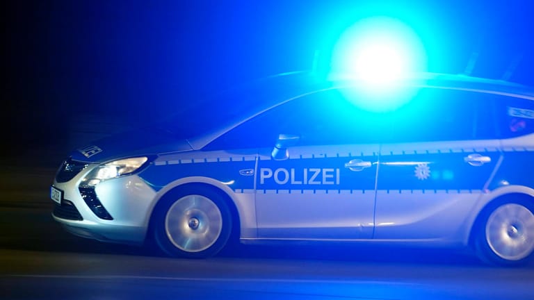 Ein Polizeiauto bei einer Einsatzfahrt mit Blaulicht (Symbolbild): Wegen der späten Meldung der Tat, sei eine Fahndung nach dem Täter nicht mehr möglich gewesen.