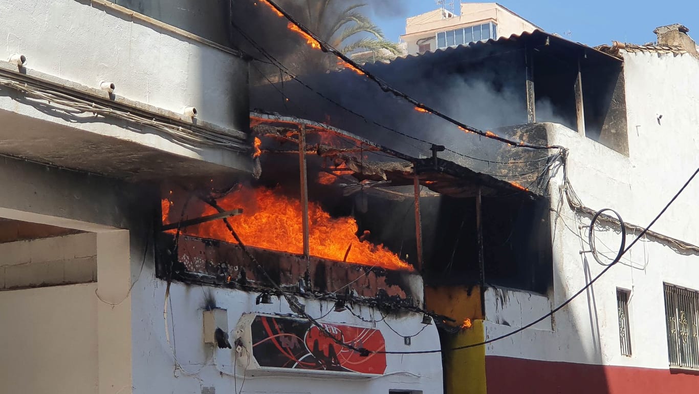 Restaurant in Flammen: 13 Deutsche sollen nachts Zigaretten und Alkohol auf das Dach der Gaststätte auf Mallorca geworfen haben.