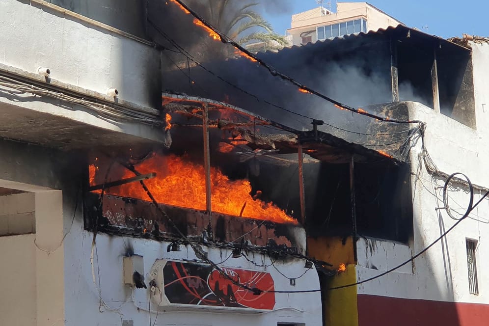 Restaurant in Flammen: 13 Deutsche sollen nachts Zigaretten und Alkohol auf das Dach der Gaststätte auf Mallorca geworfen haben.