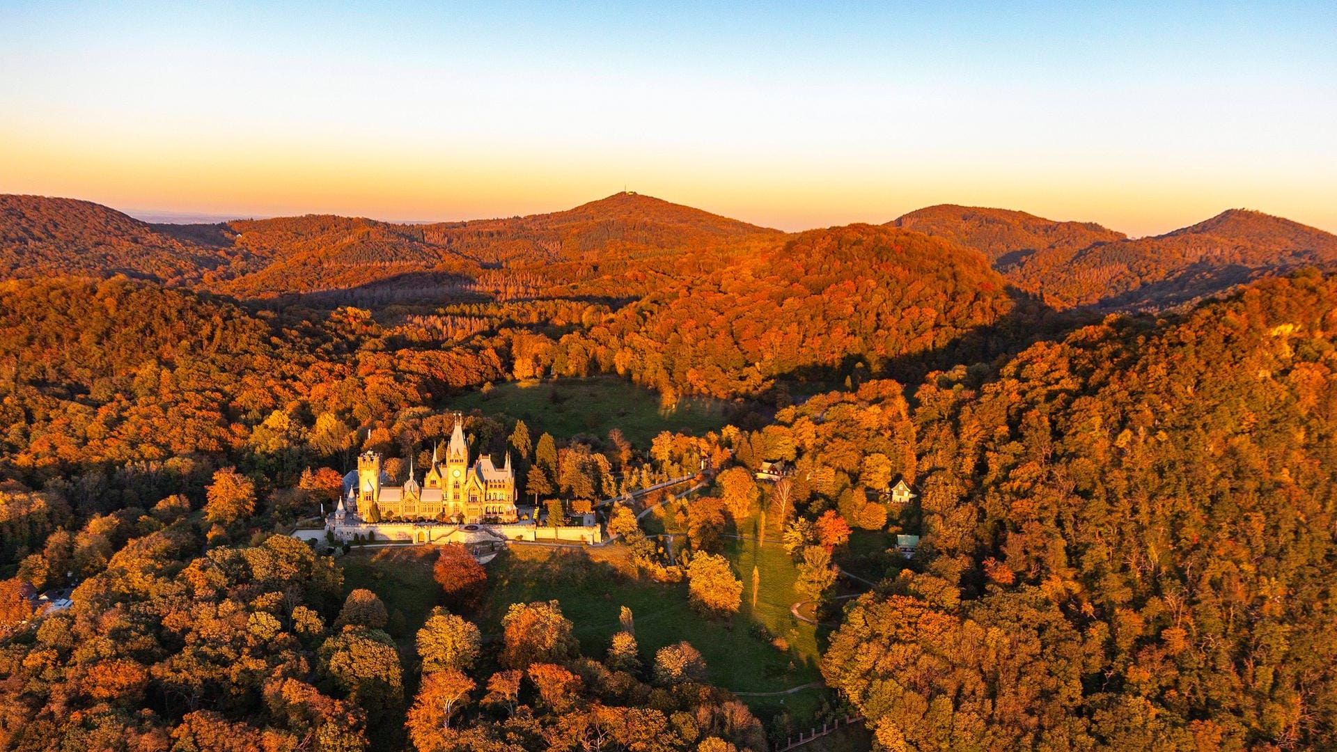 Inmitten des sagenumwobenen Siebengebirges liegen Schloss Drachenburg und der Drachenfels: Hier soll der tapfere Siegfried den Drachen Fafnir bezwungen haben.