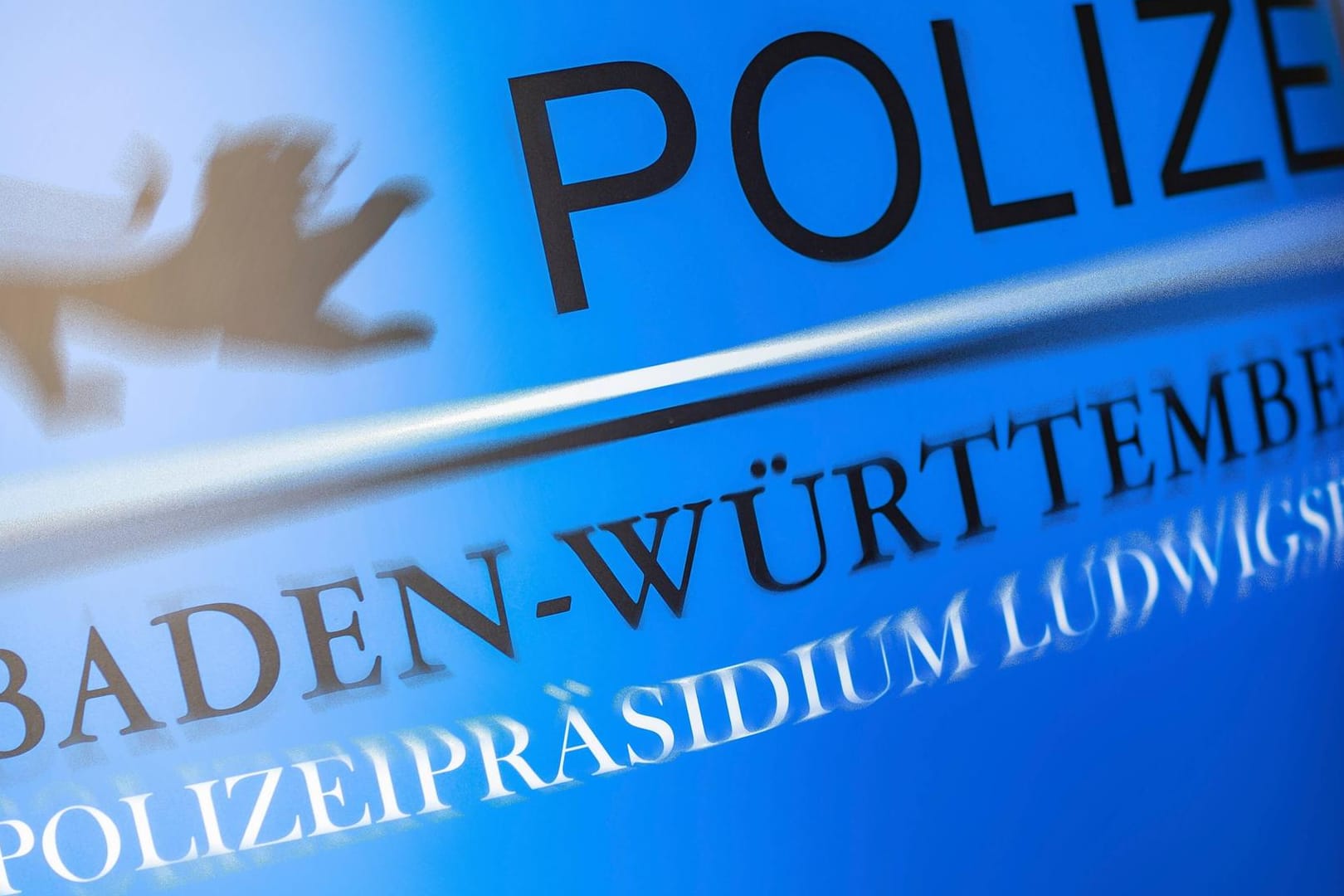 Aufsteller des Polizeipräsidiums Ludwigsburg (Symbolfoto): Bei einem Unfall in Vaihingen an der Enz im Kreis Ludwigsburg wurde ein Busfahrer schwer verletzt.