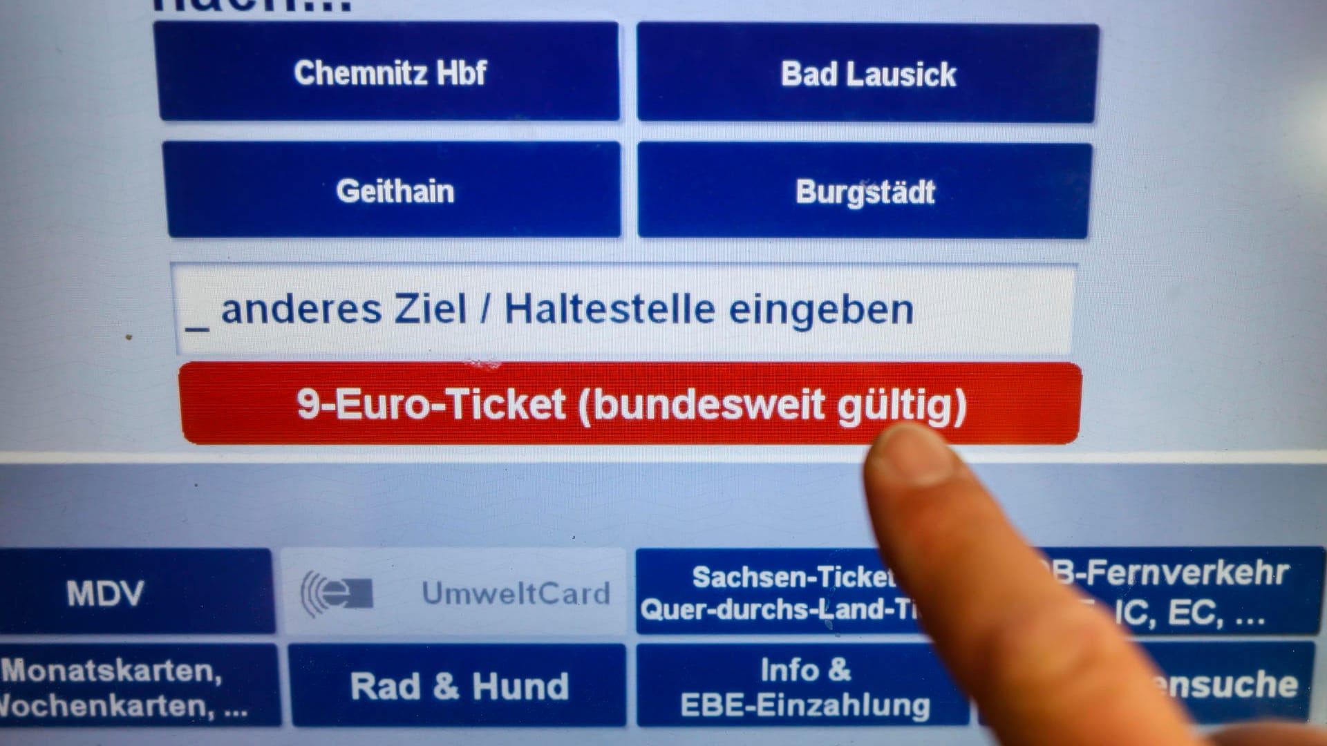 Ein Mann kauft ein 9-Euro-Ticket: Seit diesem Montag gibt es die günstige Fahrkarte für den öffentlichen Nahverkehr.