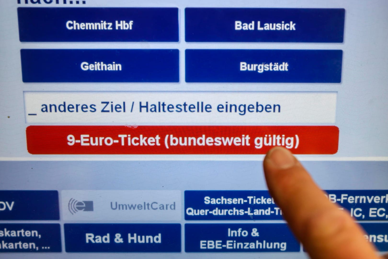 Ein Mann kauft ein 9-Euro-Ticket: Seit diesem Montag gibt es die günstige Fahrkarte für den öffentlichen Nahverkehr. Ein Mann kauft ein 9-Euro-Ticket: Seit diesem Montag gibt es die günstige Fahrkarte für den öffentlichen Nahverkehr.