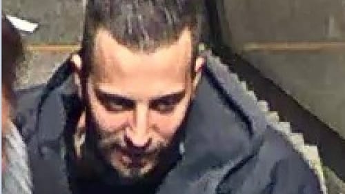 Dieser Man soll einen Fußball-Fan am Kölner Hauptbahnhof schwer verletzt haben.