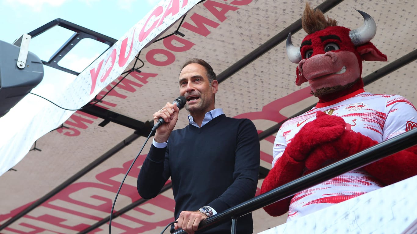 Oliver Mintzlaff bei der Feier auf dem Marktplatz (Archivbild): Dem Pokalsieg werden weitere Titel folgen, prognostiziert der Vorstandschef.