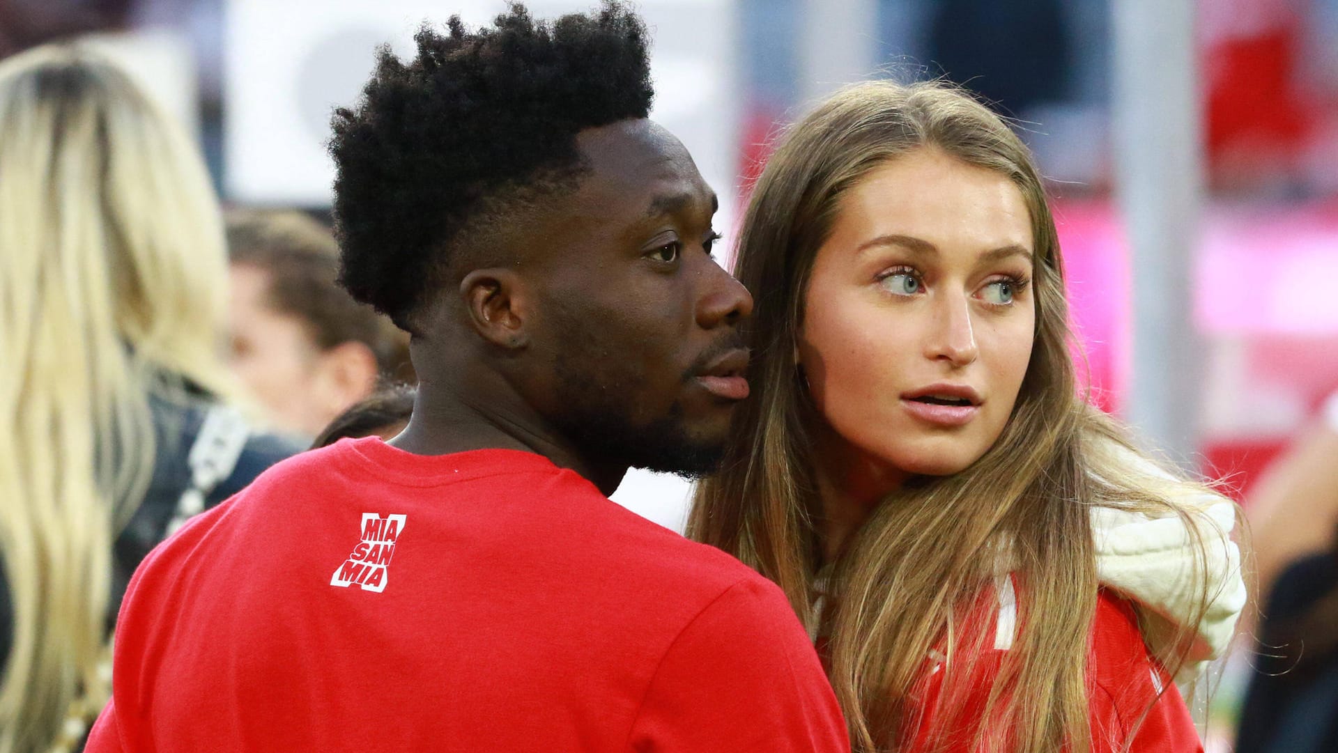 Dieses Bild entstand am 8. Mai bei der Meisterfeier der Bayern: Alphonso Davies mit Jordyn Huitema.