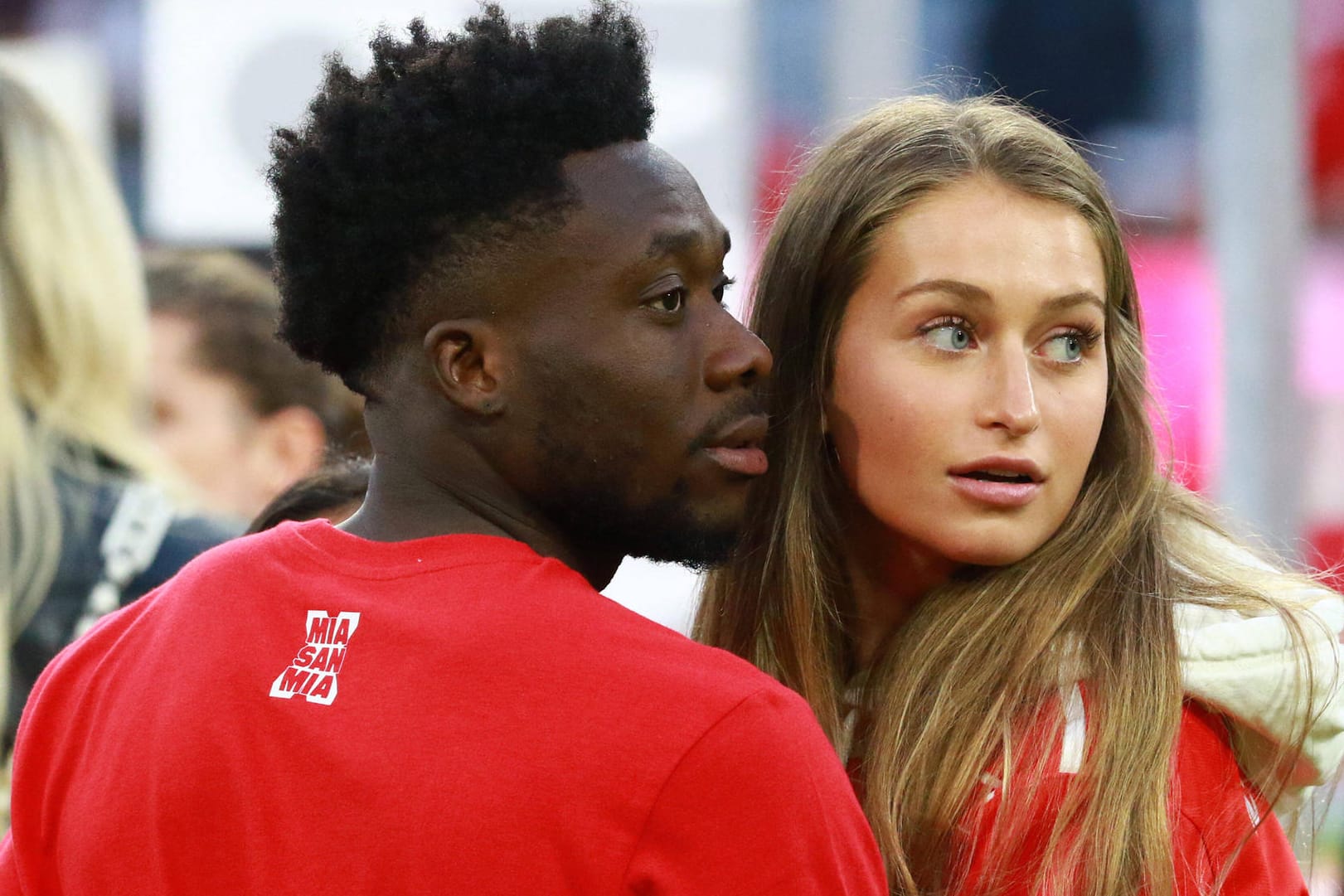 Dieses Bild entstand am 8. Mai bei der Meisterfeier der Bayern: Alphonso Davies mit Jordyn Huitema.