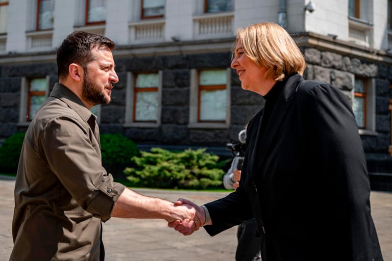 8. Mai: Bundestagspräsidentin Bärbel Bas nimmt in Kiew am Gedenken zum Jahrestag des Endes des Zweiten Weltkrieges in Europa teil."Meine Solidarität gilt dem ganzen ukrainischen Volk in diesem brutalen Existenzkampf", sagte Bas. Sie wolle bekräftigen, dass Deutschland mit seinen Partnern "fest an der Seite der Ukraine stehen".