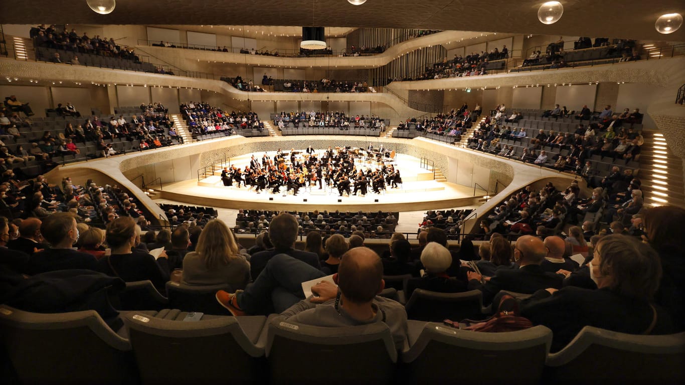 Der Große Saal in der Elbphilharmonie in Hamburg (Archivbild): Zwei Tage lang finden zahlreiche Führungen durch das Konzerthaus statt.