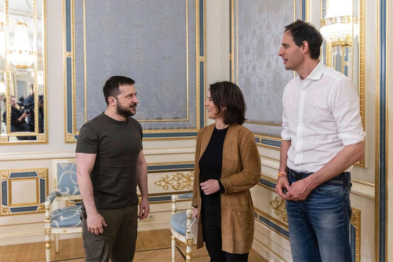 10. Mai: Bundesaußenministerin Annalena Baerbock trifft den ukrainischen Präsidenten Wolodymyr Selenskyj in Kiew. Am Abend hisst sie die deutsche Fahne vor dem Gebäude der deutschen Botschaft in der ukrainischen Hauptstadt und kündigt an, dass diese ihre Arbeit dort wieder aufnehme.
