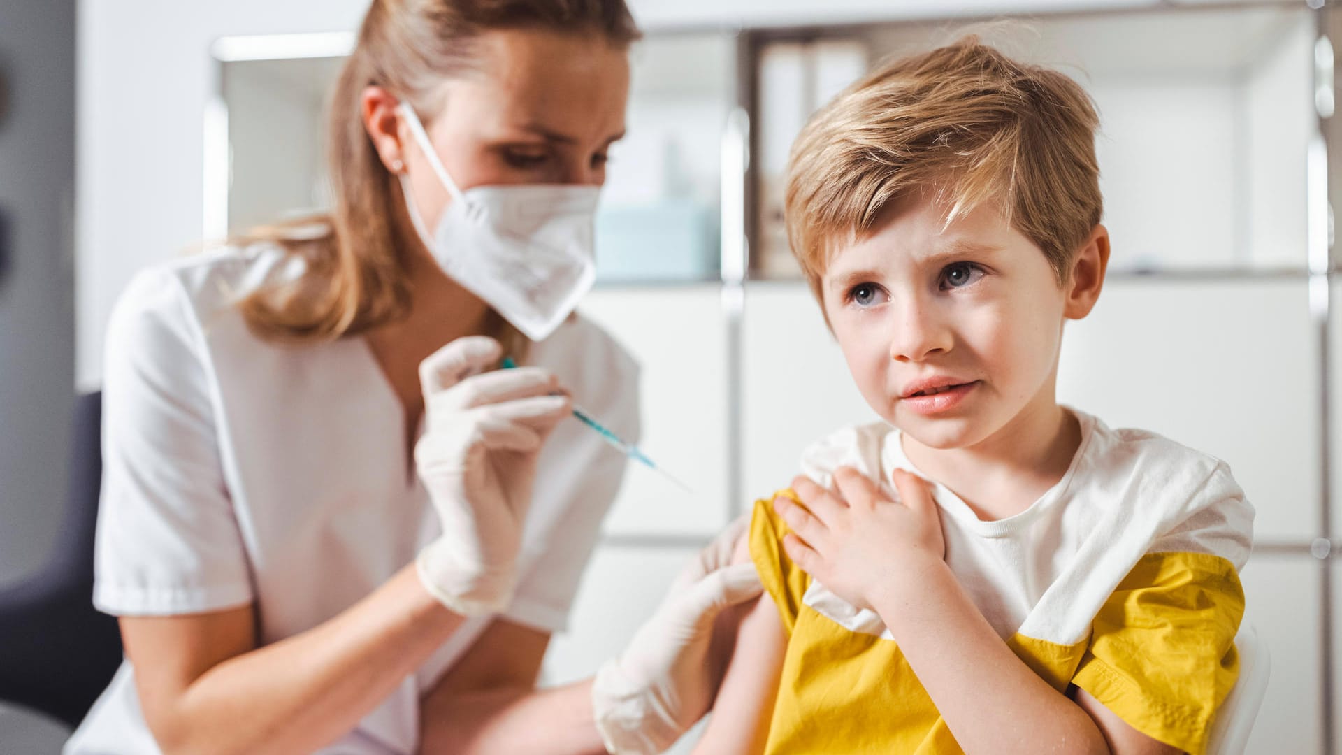 Junge bei einer Impfung (Symbolbild): Biontech meldet gute Verträglichkeit bei Tests mit Kleinkindern.