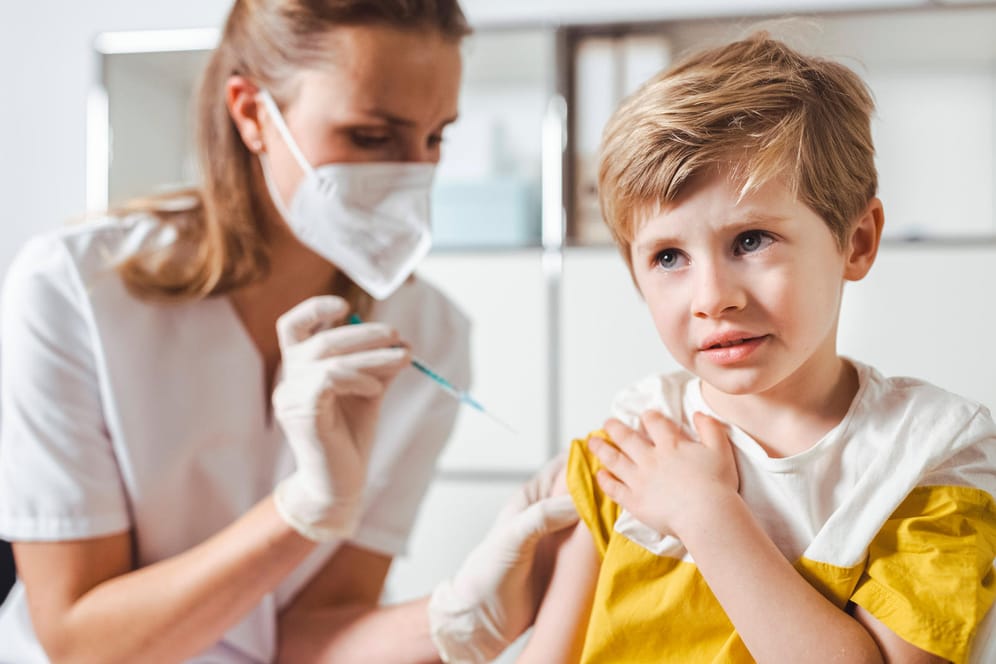 Junge bei einer Impfung (Symbolbild): Biontech meldet gute Verträglichkeit bei Tests mit Kleinkindern.