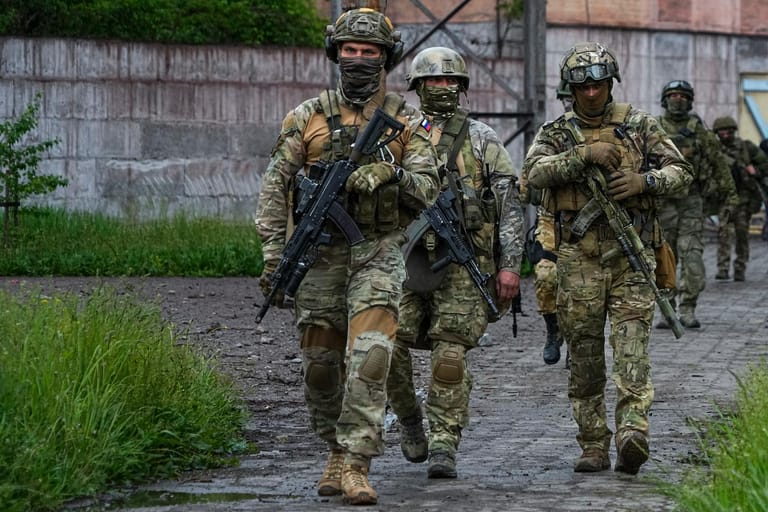 21. Mai: Russlands Armee hat nach eigenen Angaben die Hafenstadt Mariupol komplett unter Kontrolle. Zuvor hatten sich die letzten der mehr als 2.400 ukrainischen Kämpfer im Stahlwerk Asowstal ergeben. Sie wurden auf russisch kontrolliertes Gebiet gebracht.