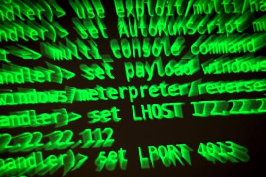 Bei der Verfolgung von Sexualstraftätern im Internet soll vermehrt Rücksicht auf private verschlüsselte Kommunikation von Unbeteiligten genommen werden.