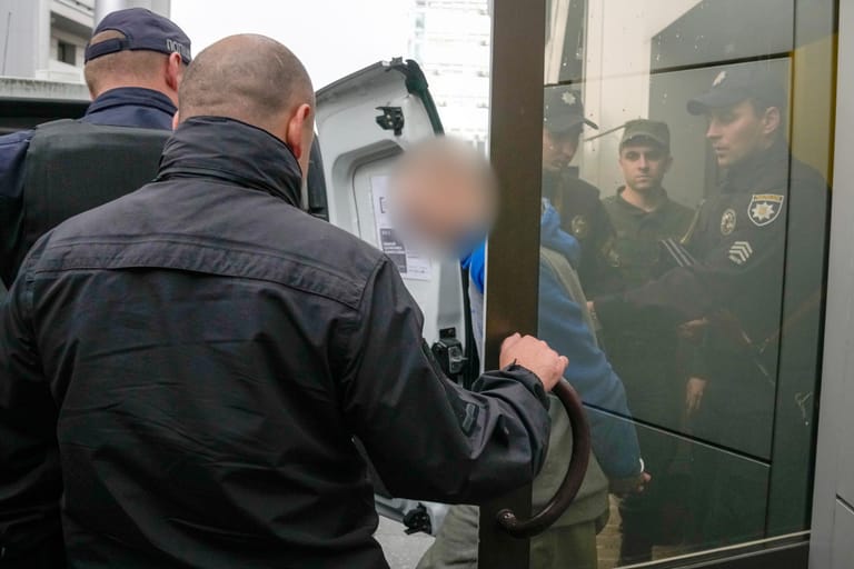 23. Mai: Im ersten ukrainischen Kriegsverbrecherprozess wird ein 21 Jahre alter russischer Soldat zu lebenslanger Haft verurteilt. Er hatte vor Gericht in der ukrainischen Hauptstadt ausgesagt, auf Befehl einen 62-jährigen Zivilisten im Dorf Tschupachiwka im Gebiet Sumy erschossen zu haben.
