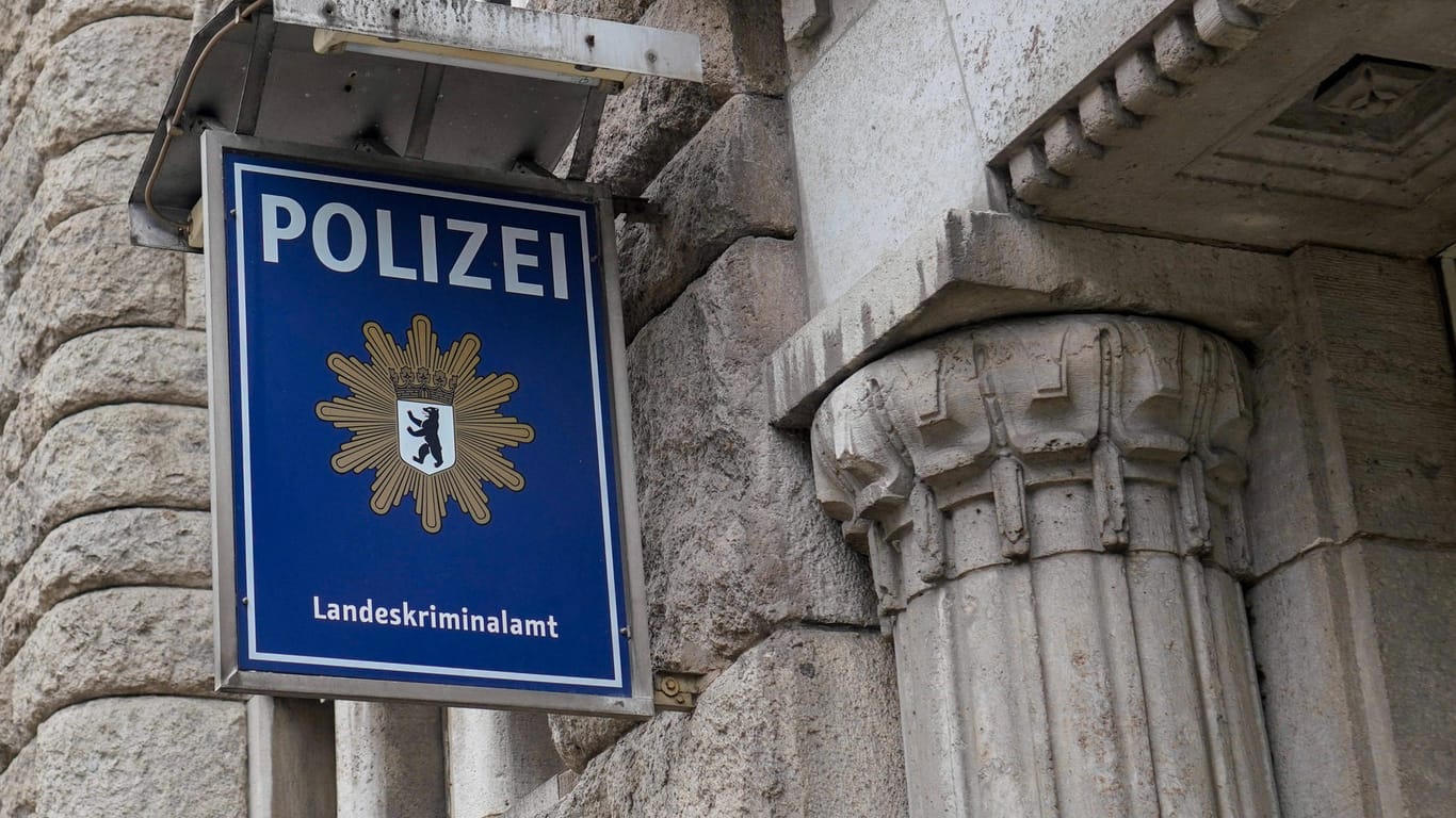 Schild des Berliner Landeskriminalamts (Symbolbild): Eine Reihe von Tests soll mögliche Kandidaten finden.