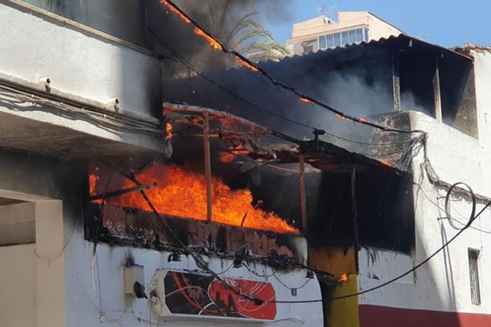 Flammen schlagen aus dem Restaurant "Why Not".