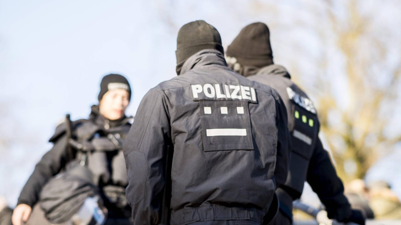 Polizeieinsatz in Bremen (Symbolfoto): In einem Imbiss wird ein schwuler Mann attackiert, jetzt ermittelt der Staatsschutz.