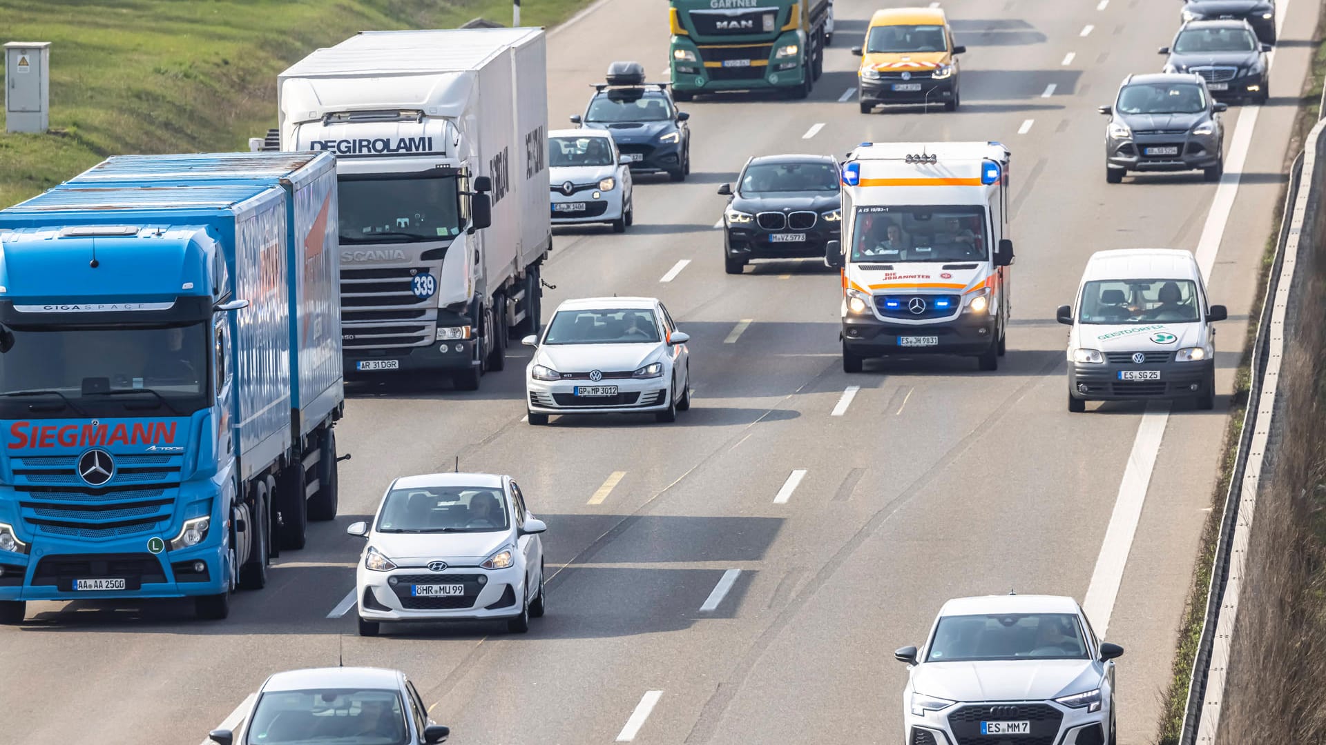 Ein Krankenwagen im Einsatz auf der Autobahn (Symbolbild): Wollte der Fahrer einen Blick auf den Unfall auf der Fahrbahn in Gegenrichtung erhaschen?