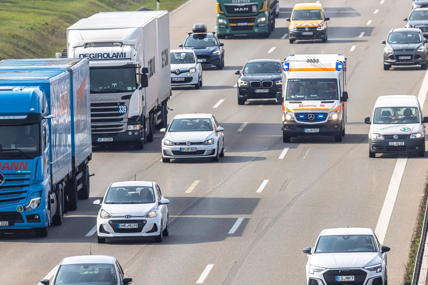 Ein Krankenwagen im Einsatz auf der Autobahn (Symbolbild): Wollte der Fahrer einen Blick auf den Unfall auf der Fahrbahn in Gegenrichtung erhaschen?