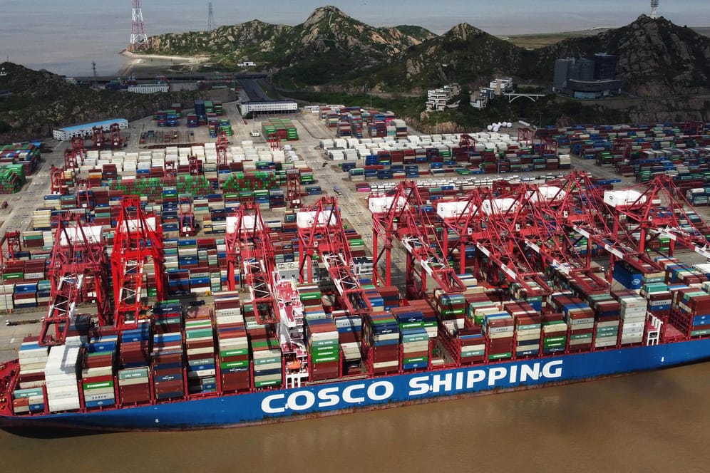 Containerschiff am Tiefseehafen von Shanghai (Symbolbild): Vor China warten Hunderte Schiffe auf ihre Löschung.