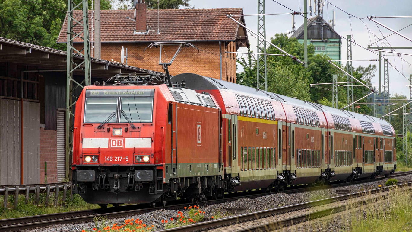 Ein Regionalzug in Niedersachsen (Archivbild): Ein nackter Mann hat den Zugverkehr aufgehalten.