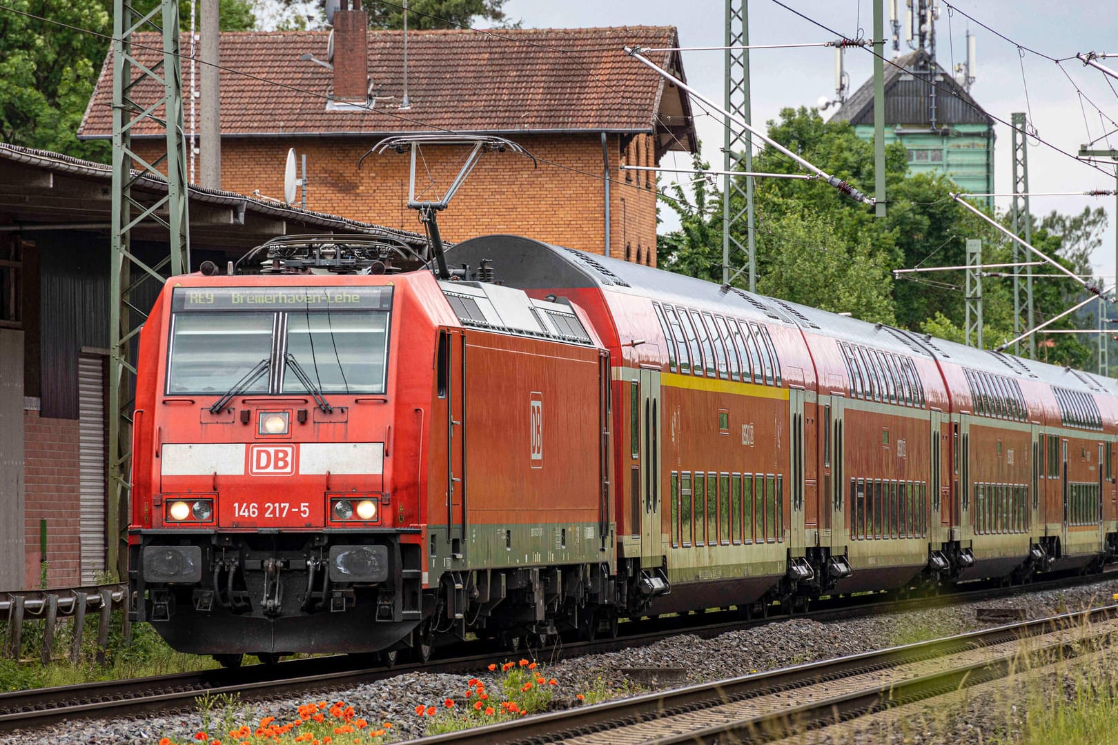 Ein Regionalzug in Niedersachsen (Archivbild): Ein nackter Mann hat den Zugverkehr aufgehalten.