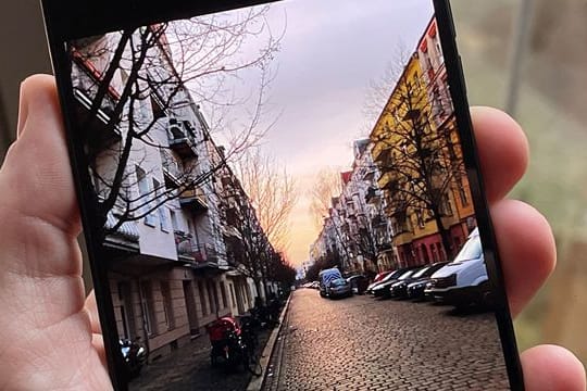 Damit auch abends die Bilder gelingen, hilft der Nachtmodus beim Smartphone.